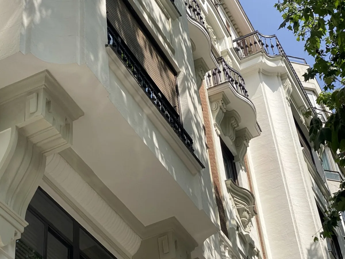 Fachada rehabilitada de un edificio — proyecto de Grupo Illescas