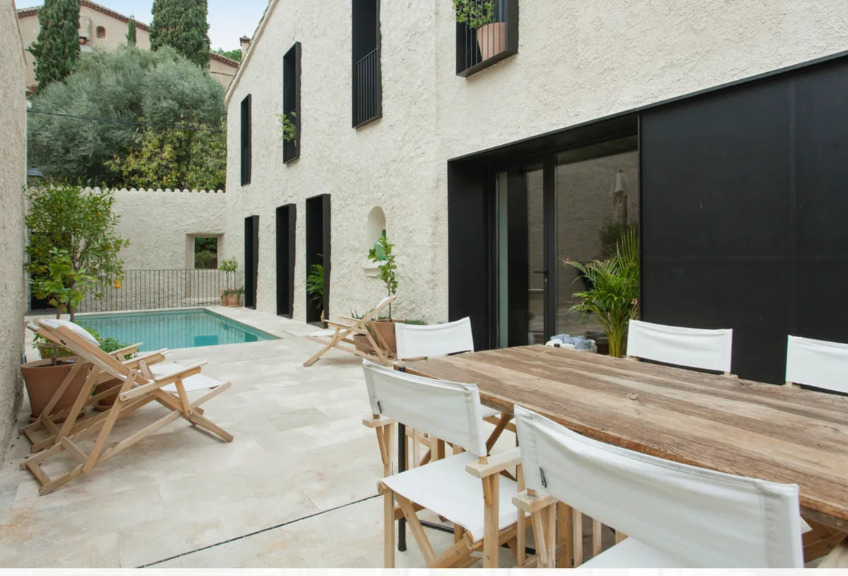 Terraza y piscina de una vivienda reformada — proyecto de Room Global