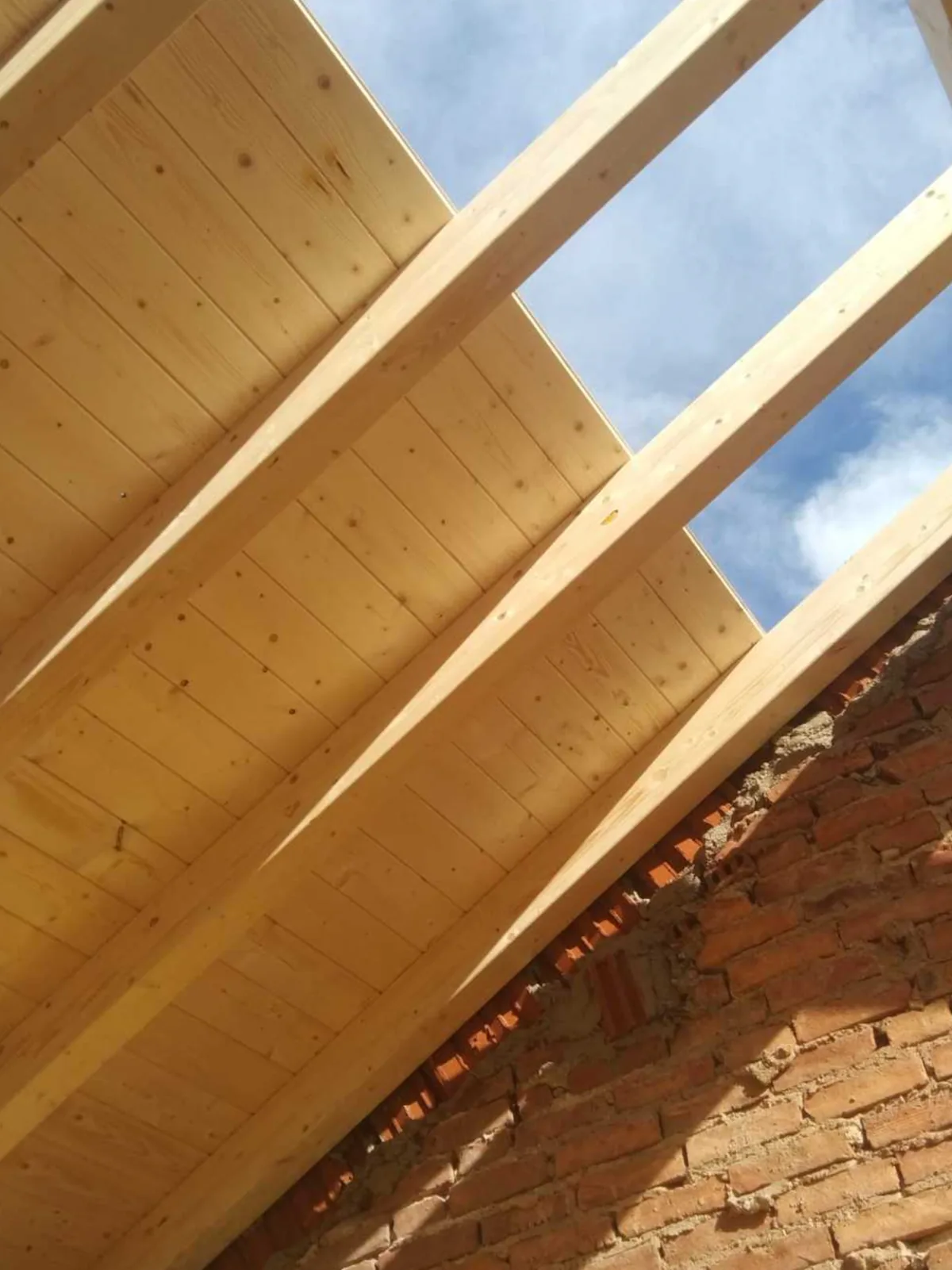 Estructura de cubierta de madera en una obra de Sierrapando