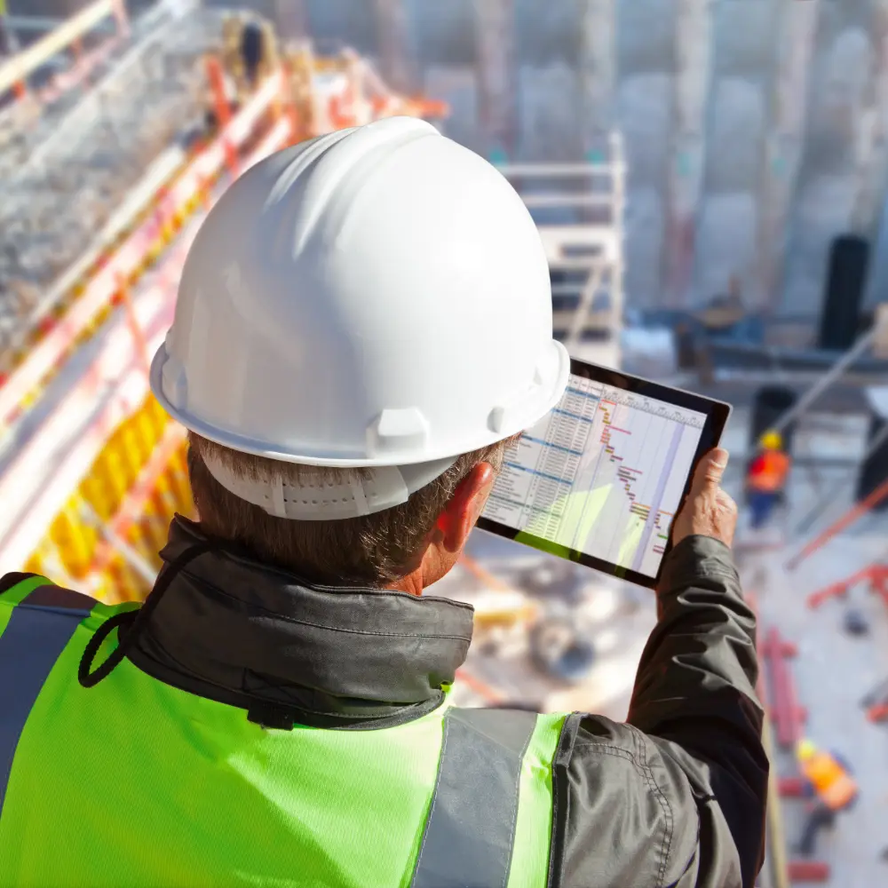 Ingeniero supervisando una obra de construcción con tablet