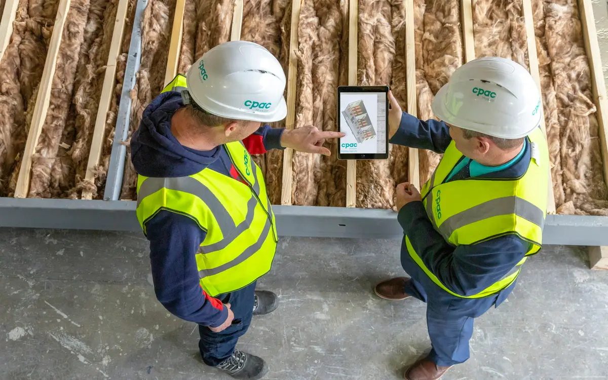 Cálculo de materiales de construcción con planos, flexómetro y calculadora en obra