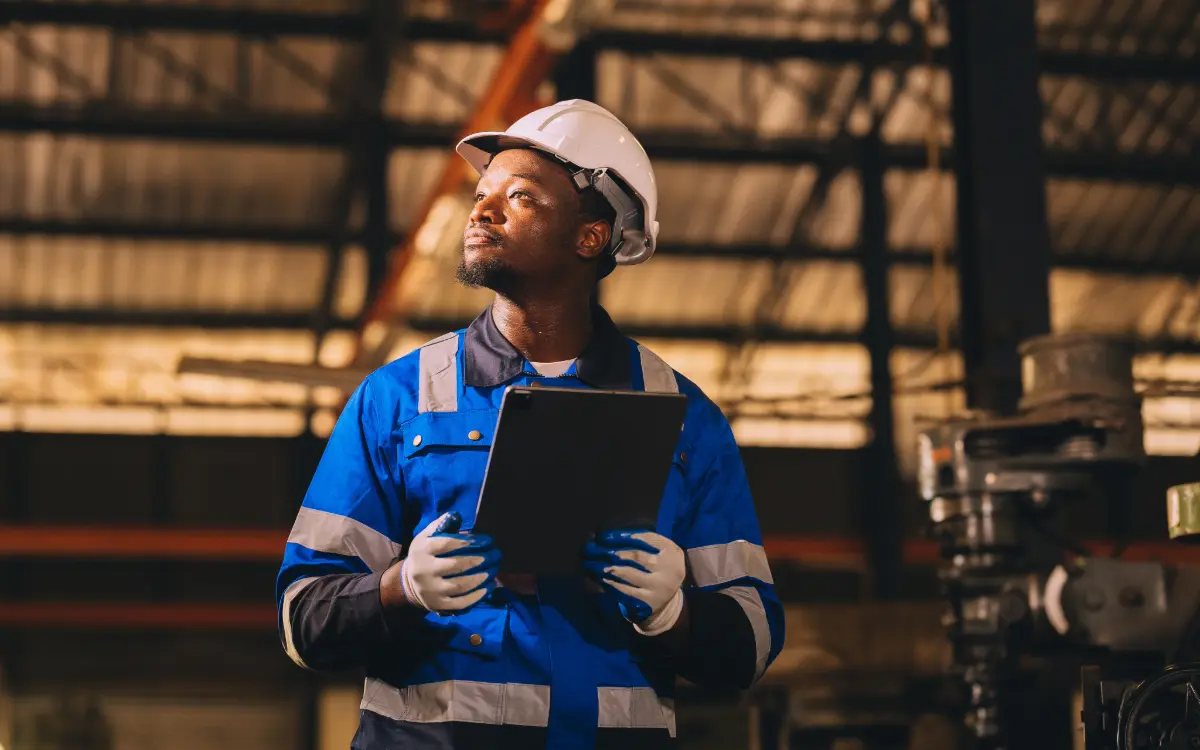 Jefe de obra controlando avances de obra en tiempo real desde tablet en España con software de gestión