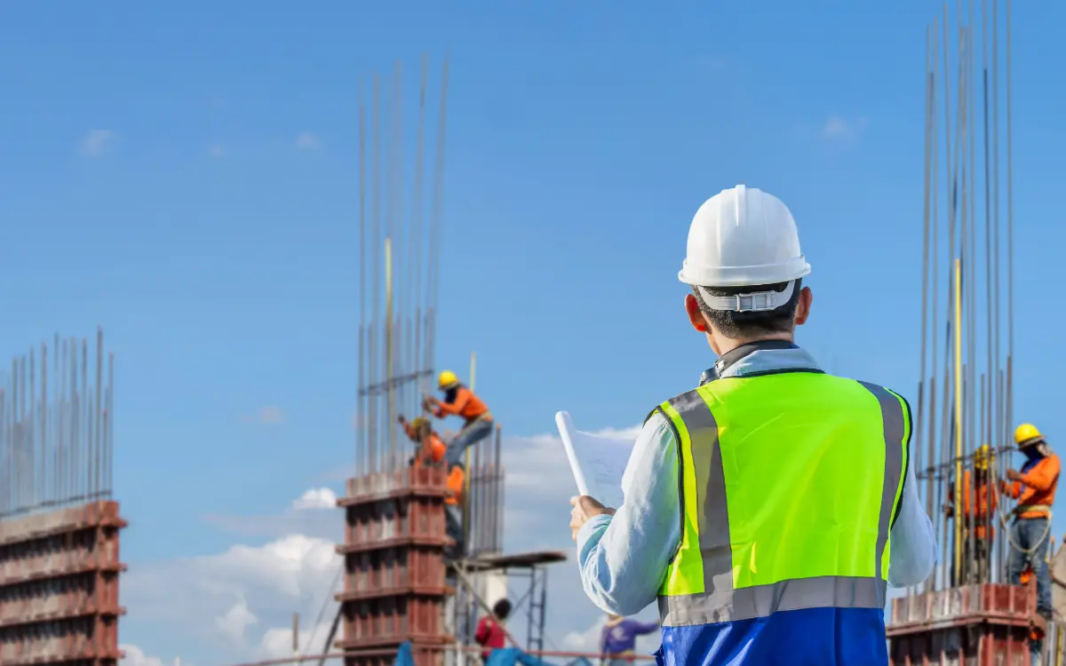 Jefe de obra analizando el control de costes en obras en una tablet a pie de tajo