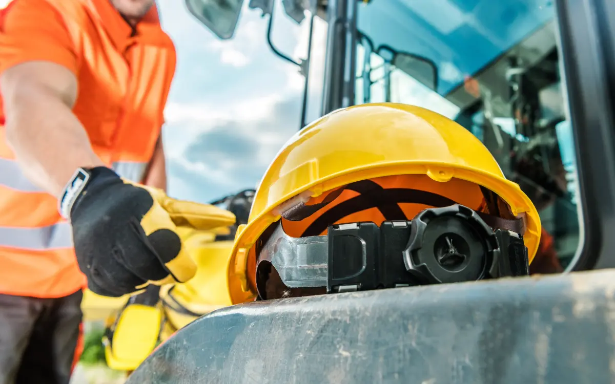 Trabajadores de la construcción equipados con EPIs obligatorios como casco, chaleco y botas