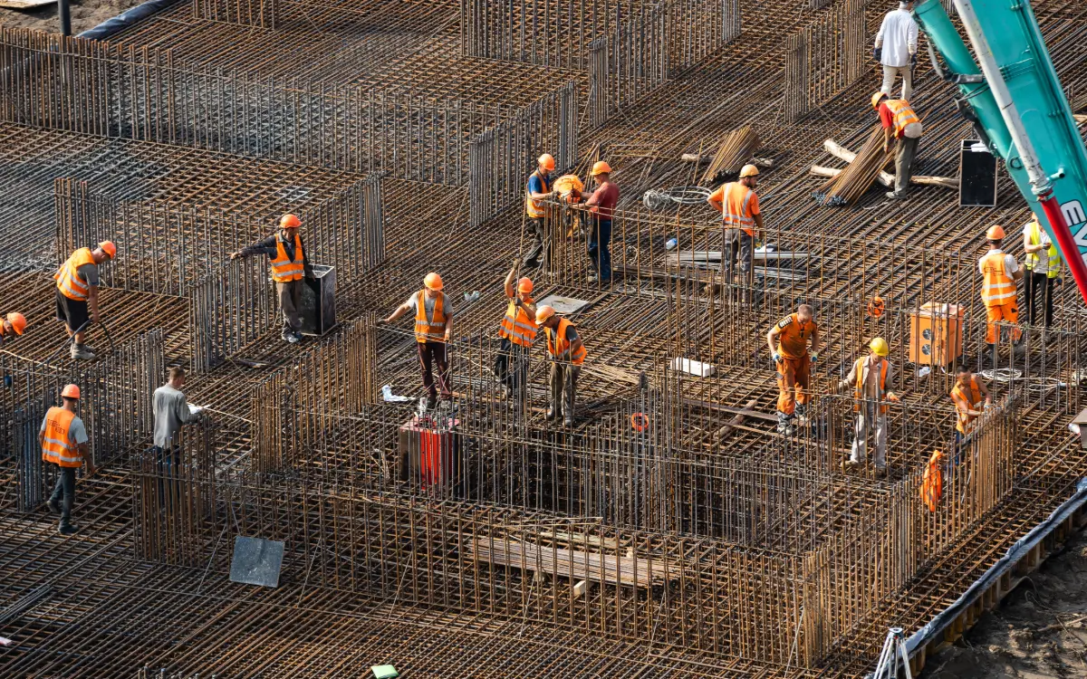 Jefe de obra coordinando la gestión de compras y subcontratas en obras mediante una solución digital