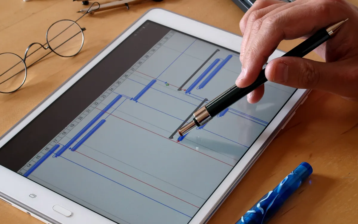 Plan de trabajo semanal de la obra en una tablet, con el diagrama de barras de las actividades