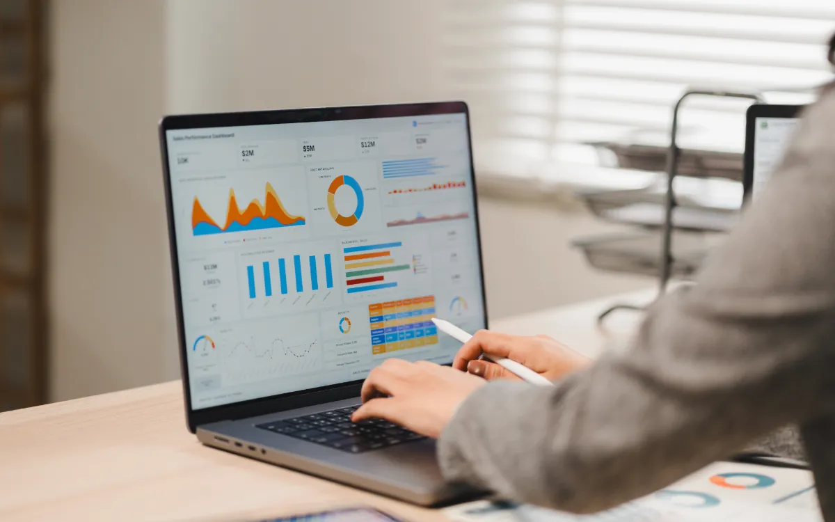 Reporte de avance de obra con gráficas e indicadores en una laptop