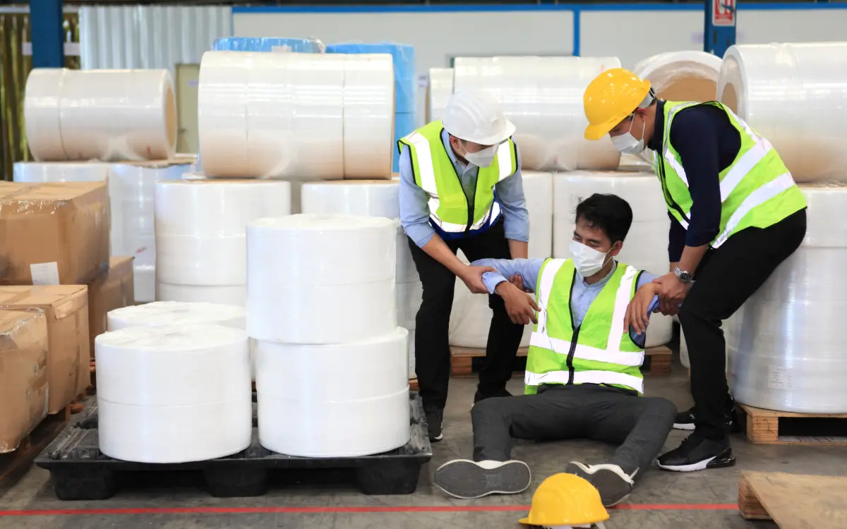 Maquinaria pesada de construcción operando en obra bajo estrictos protocolos de seguridad