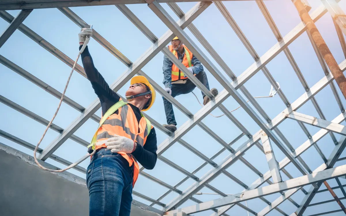 Paneles de señalización de seguridad en una obra de construcción con señales de advertencia y prohibición